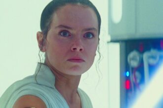 Daisy ridley as rey looking poised for a fight in star wars the rise of skywalker.jpg