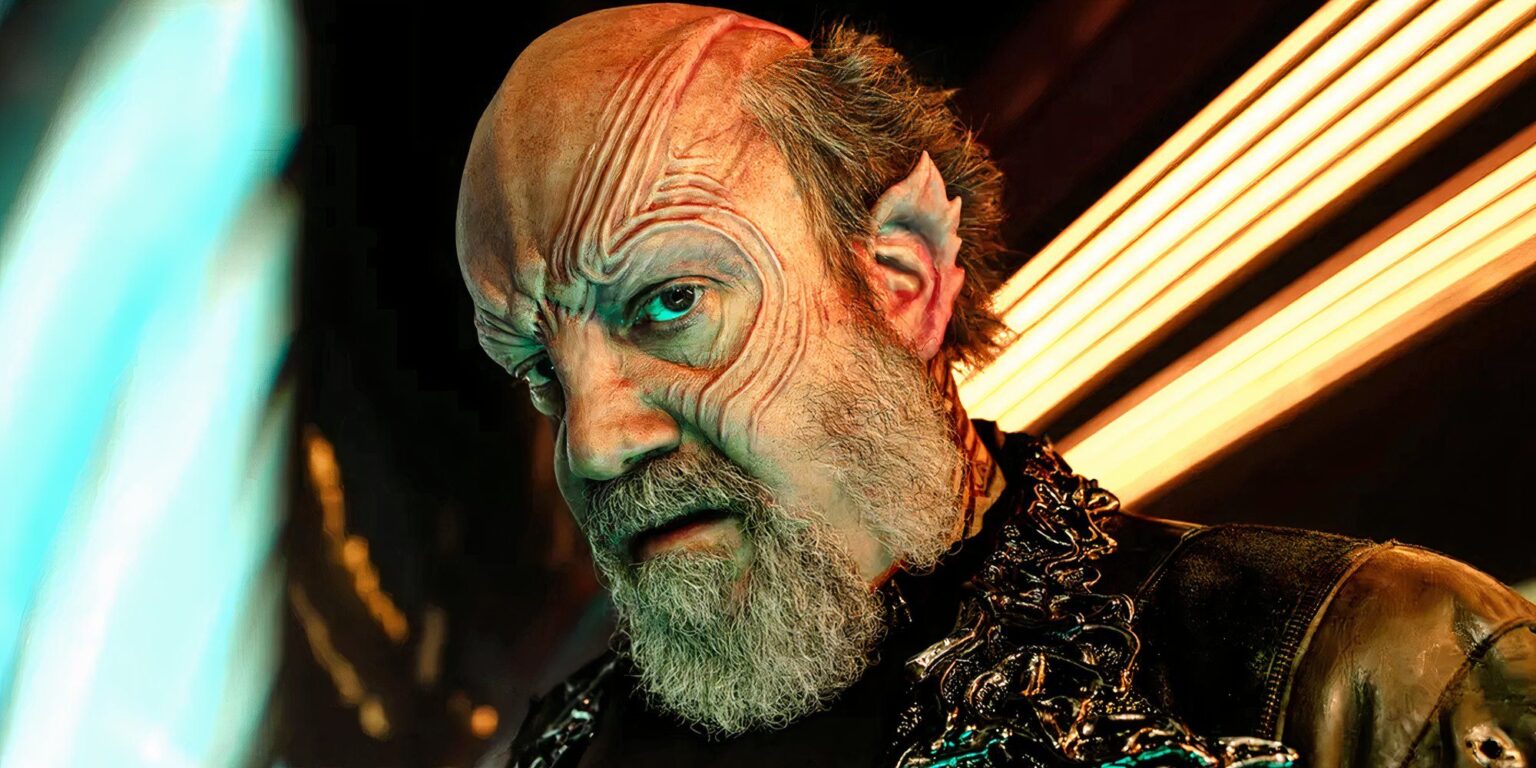 Paul giamatto close starfleet academy.jpg