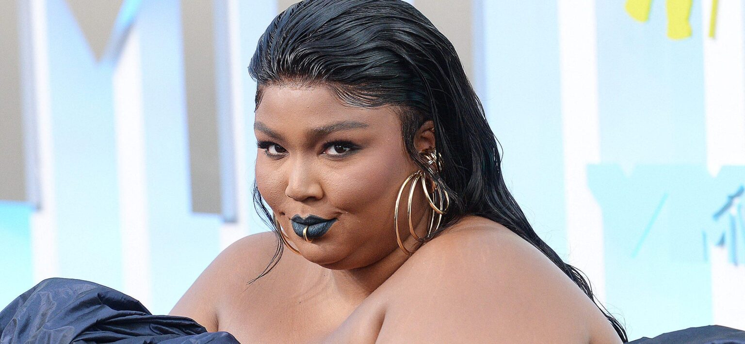 Lizzo at the 2022 mtv video music awards e1681132992941.jpg