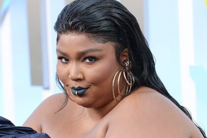 Lizzo at the 2022 mtv video music awards e1681132992941.jpg
