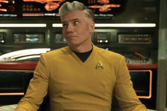 Captain pike smirking in star trek strange new worlds.jpg