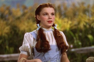 Dorothy holding a basket in the wizard of oz.jpg
