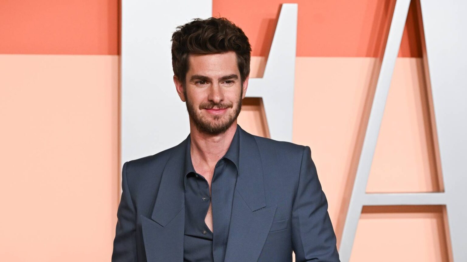 Andrew garfield at vanity fair oscar party.jpg