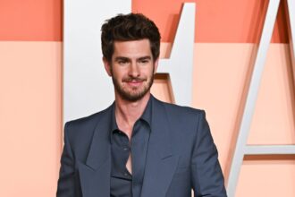 Andrew garfield at vanity fair oscar party.jpg