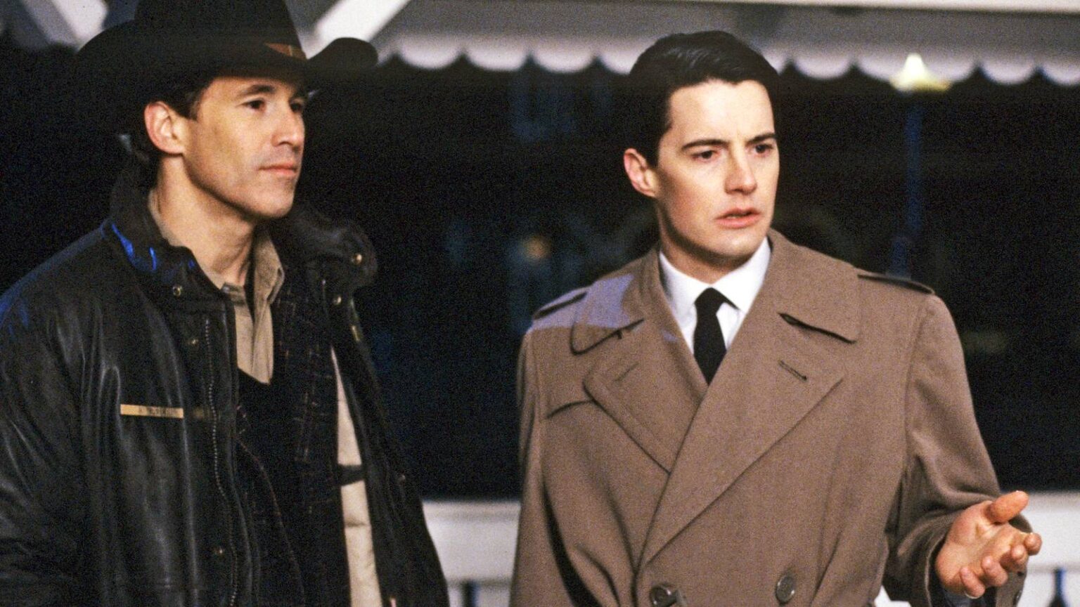 Cooper and truman inspect a crime scene in twin peaks.jpg