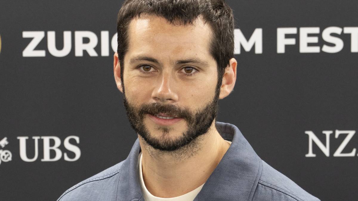 Dylan o brien posing on a red carpet 1.jpg