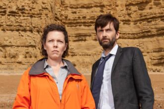 Hardy and miller looking serious in season 2 of broadchurch.jpg
