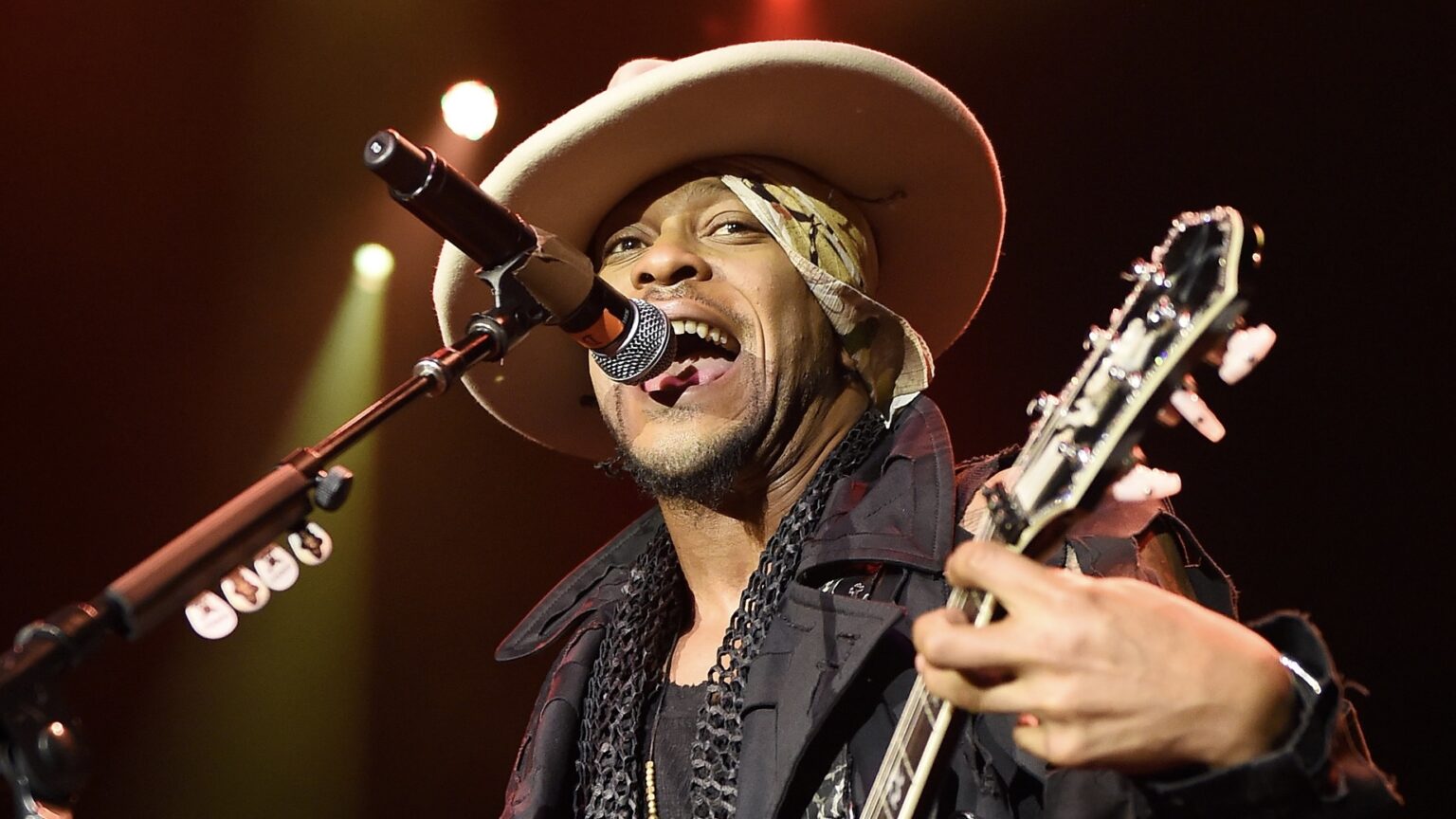 Dangelo laid to rest as stevie wonder lauryn hill more attend recent memorial service.jpg