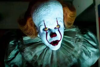 Pennywise looking creepy in it welcome to derry.jpg