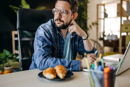 Man using laptop looks away qlcozyq.99375044.fill 1200x628 c100.jpg
