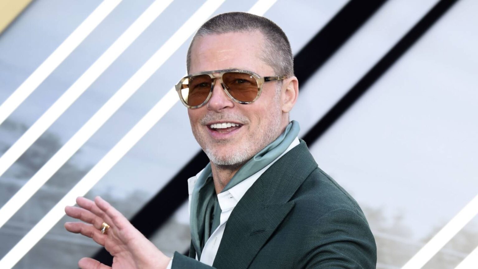 Brad pitt smiling and waving at the european premiere of f1.jpg