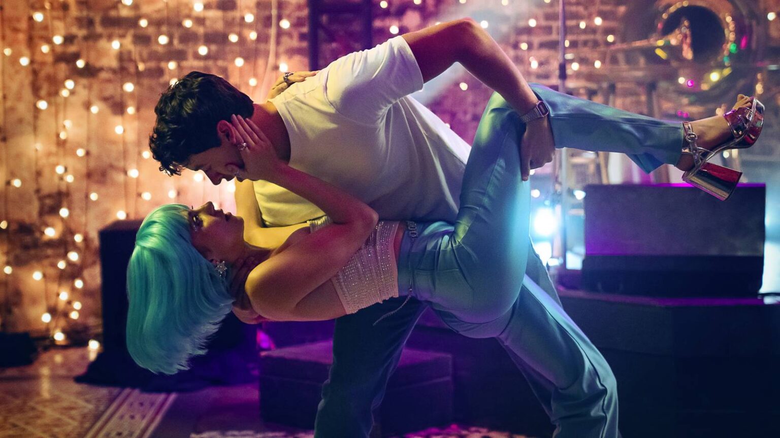 Emily bader as poppy and tom blyth as alex in people we meet on vacation.jpg