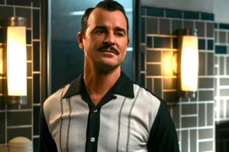 Justin theroux s mr house looking intrigued in fallout season 2.jpg