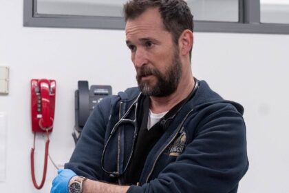 Noah wyle in the pitt.jpg