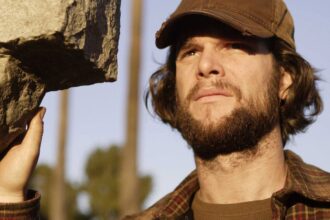 Nuclear ted touches a grave in heroes.jpg