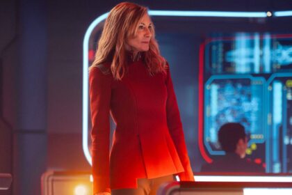 Starfleet academy bridge captain ake.jpg