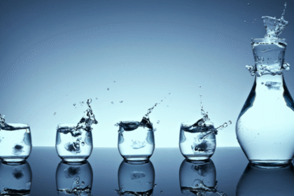 Splashing water in a glass.png