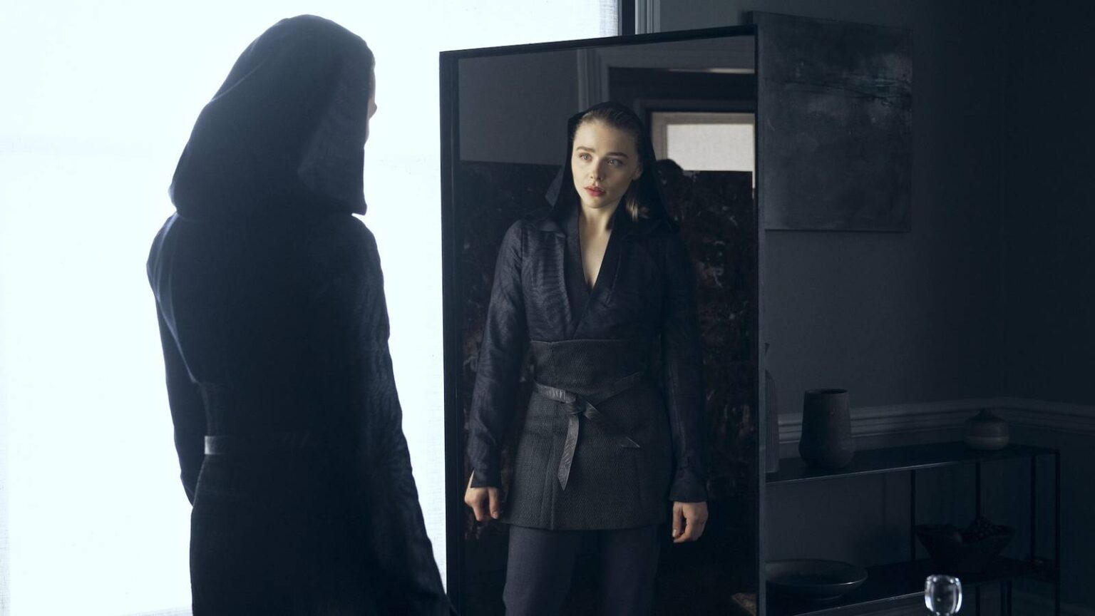 Chloe grace moretz looks in the mirror in the peripheral.jpeg