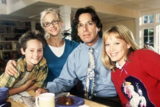 The mcguire family posing for a photo in lizzie mcguire.jpg
