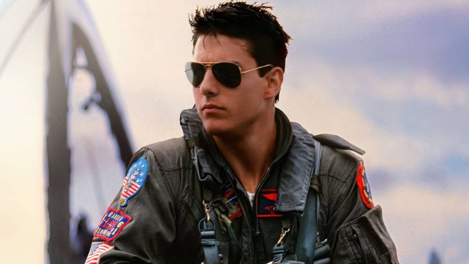 Tom cruise as maverick in top gun.jpg
