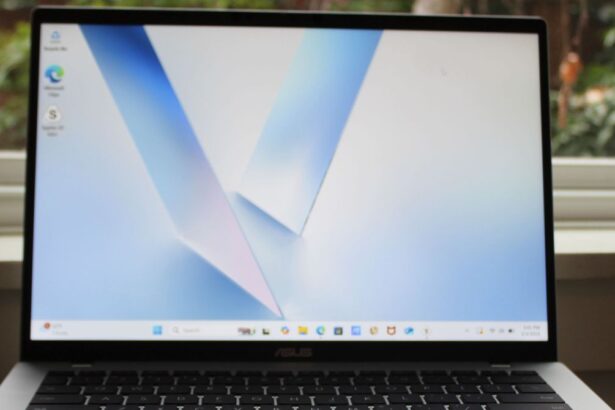 Asus vivobook 14 front view photo source luke larsen.jpg