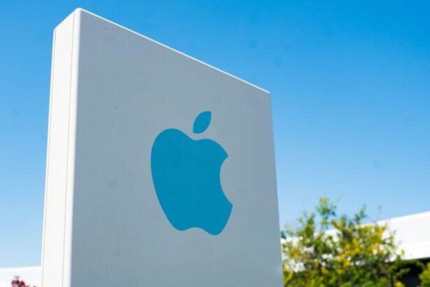 Apple bldg logo gettyimages 1027178498.jpg