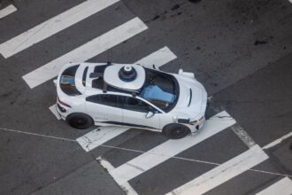 Gear waymo bus gettyimages 2149191988.jpg