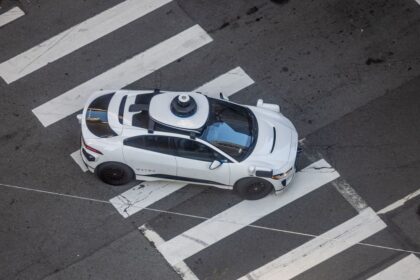 Gear waymo bus gettyimages 2149191988.jpg