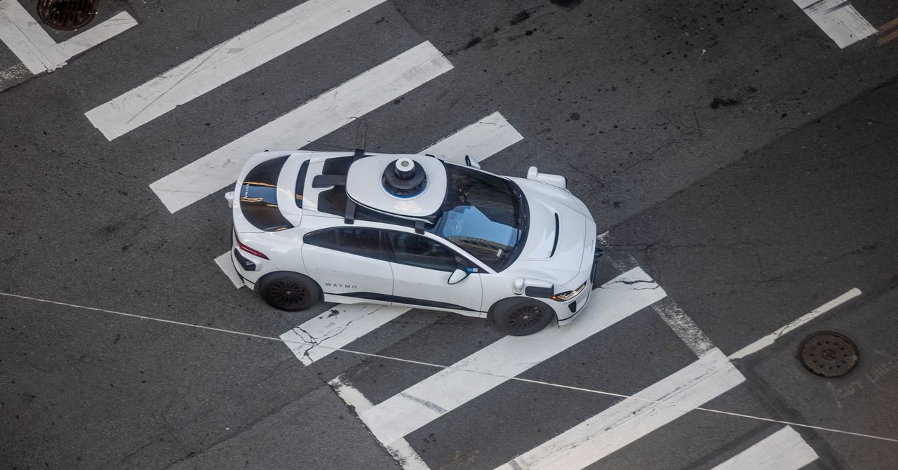 Gear waymo bus gettyimages 2149191988.jpg