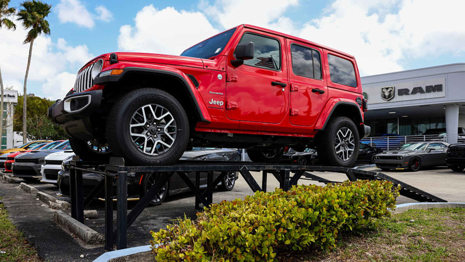 108177269 1753465970093 gettyimages 2208317409 auto tariffs.jpeg