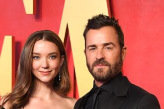 Justin theroux and fiancee nicole brydon bloom s relationship timeline 380.jpg