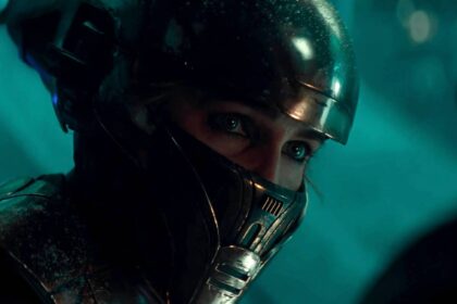 Keri russell with her eyes showing inside her helmet in star wars rise of skywalker.jpg