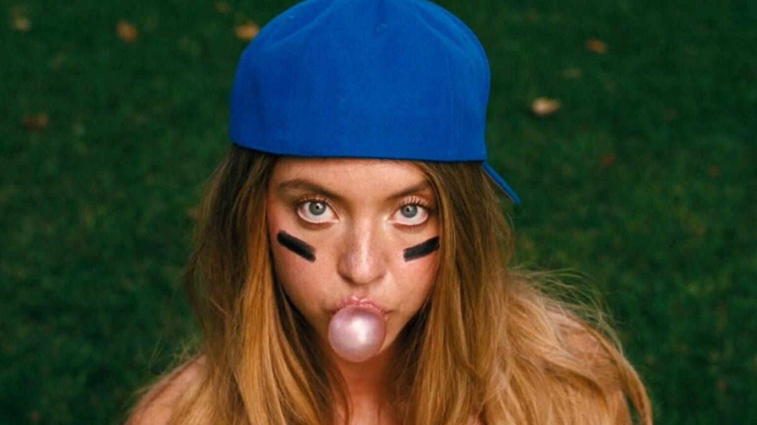 Sydney sweeney as cassie howard blowing a bubble and wearing a baseball cap in euphoria season 3.jpg