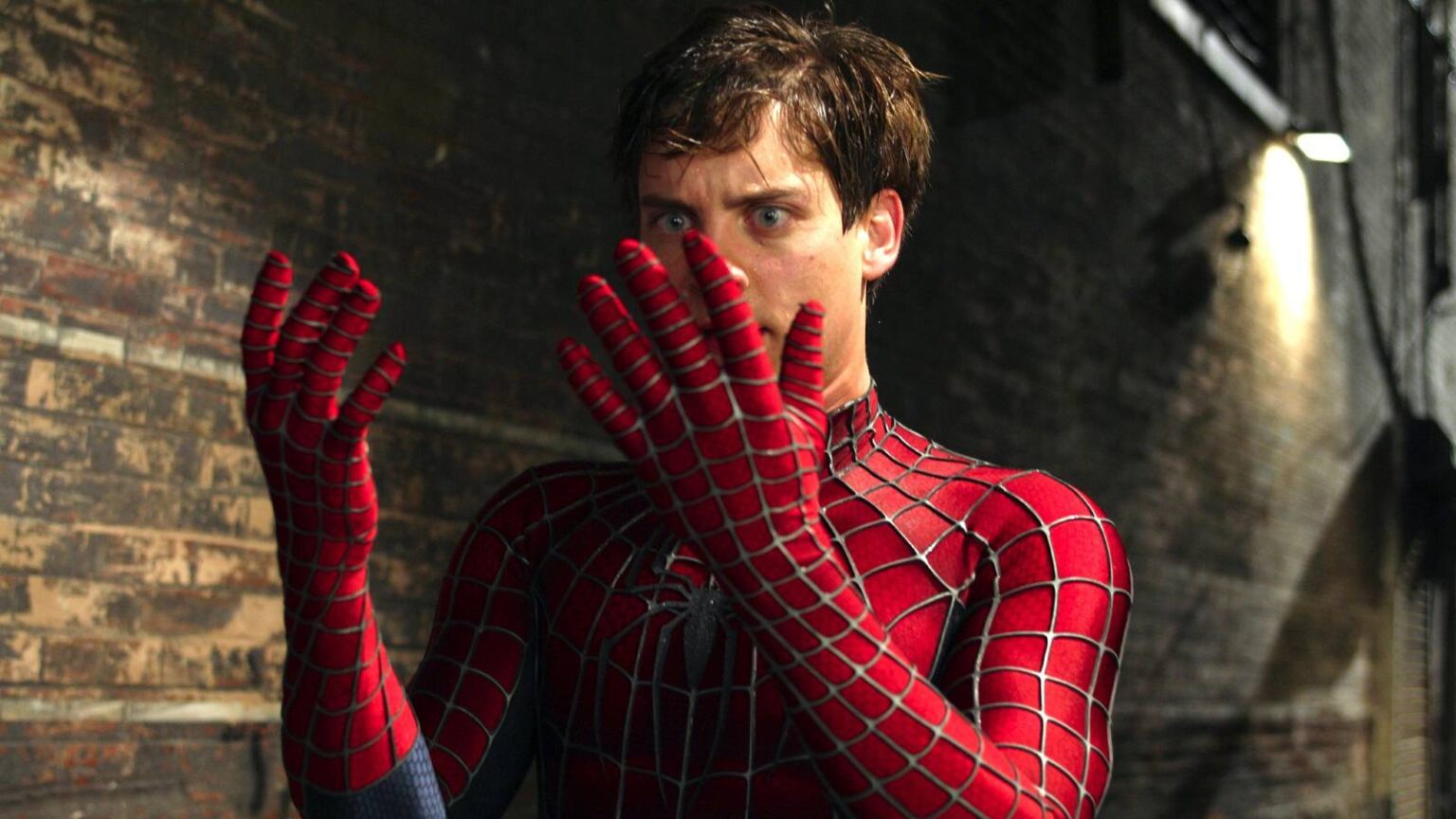 Tobey maguire as peter parker in spider man 2.jpg