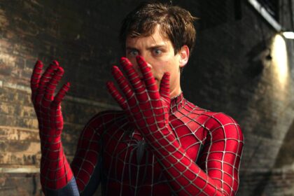 Tobey maguire as peter parker in spider man 2.jpg