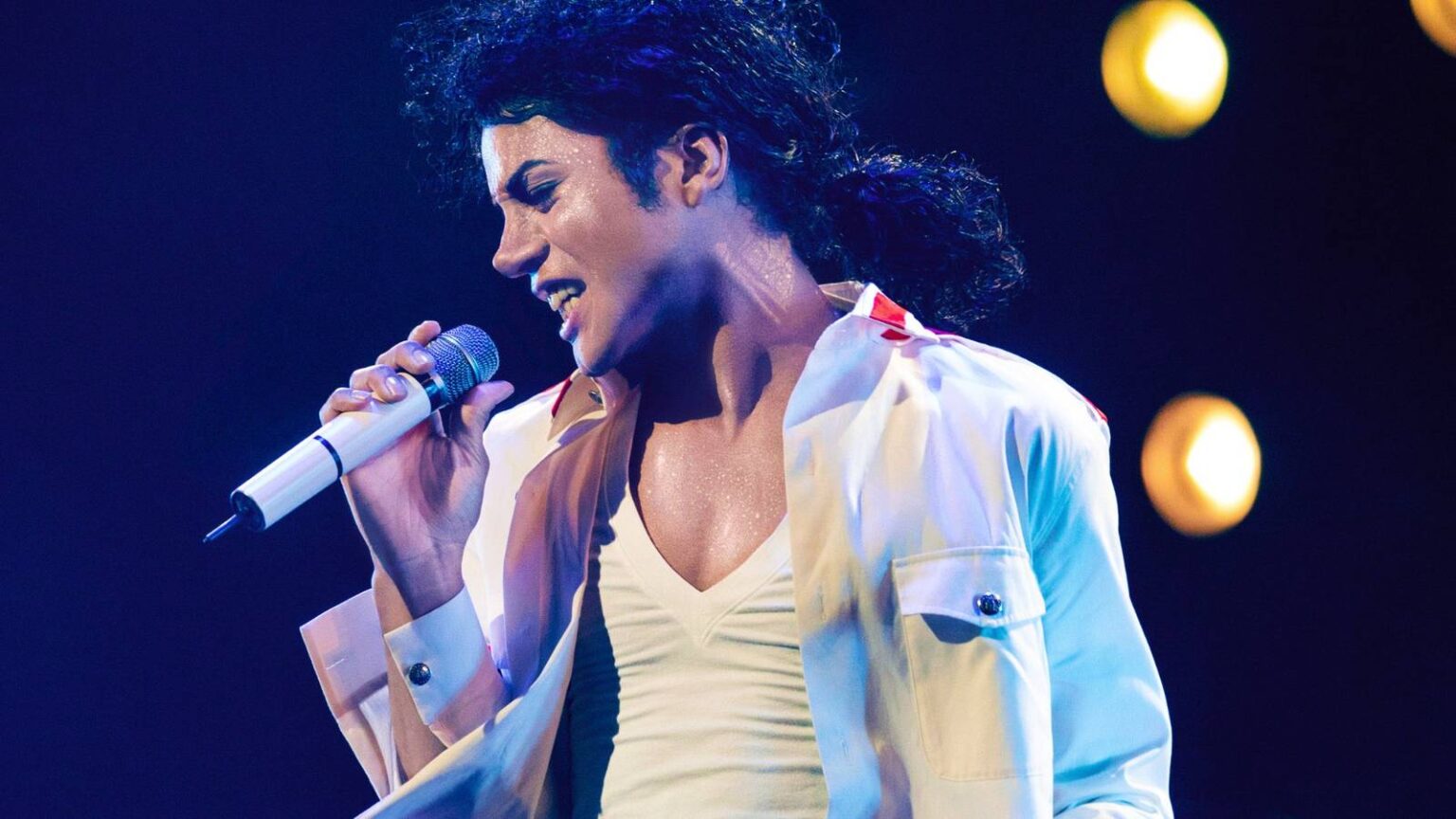 Jaafar jackson as michael jackson performing onstage in michael 2026.jpg